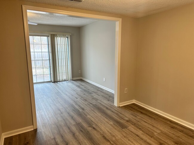 Building Photo - Freshly renovated 2BR 2.5BA Townhome