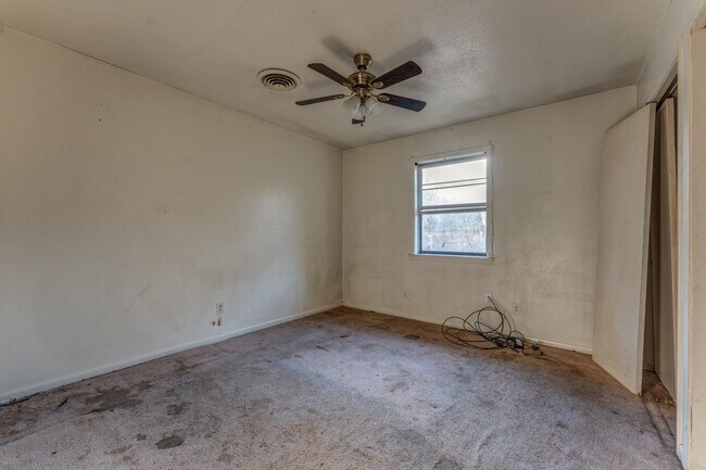 Building Photo - 121 W Pecan St