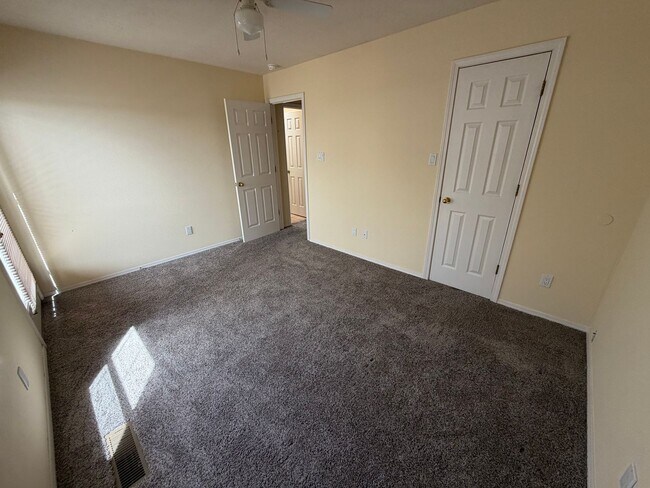 Building Photo - Spacious 3-Bedroom