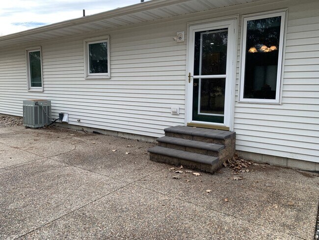 Building Photo - Executive 3 Bedroom Home