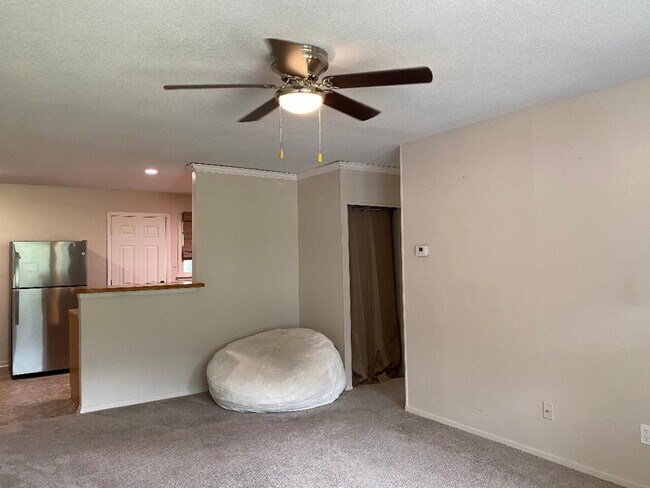 Building Photo - 2030 College Heights Rd