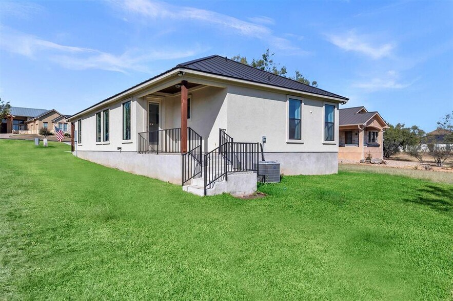 Building Photo - 3205 Douglas Dr