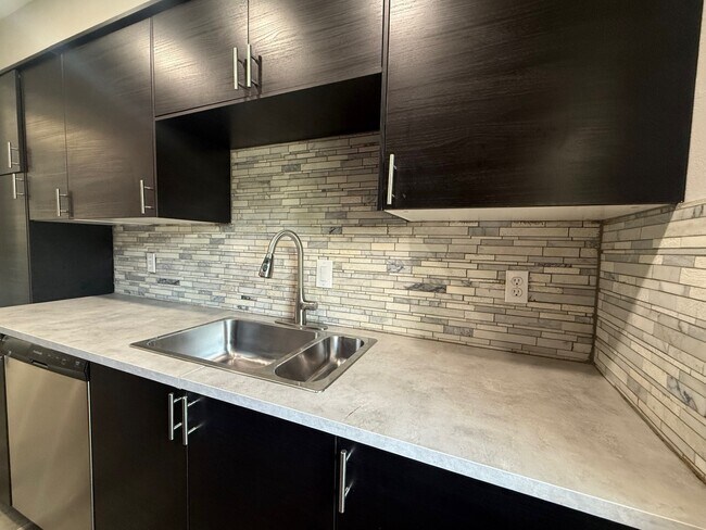 Building Photo - 8299 Kingsbrook Rd