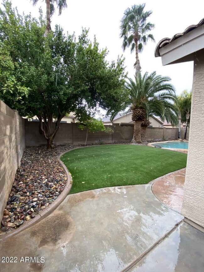 Building Photo - 8937 W Lone Cactus Dr