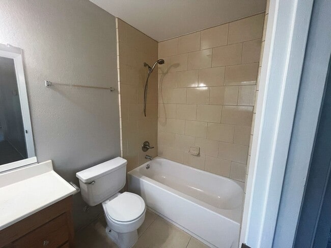 Building Photo - Completely Updated Roseville Townhouse available July 1st