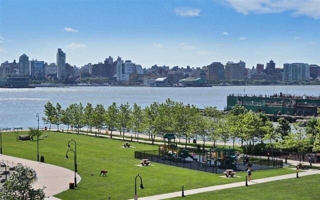 Building Photo - 1125 Maxwell Ln