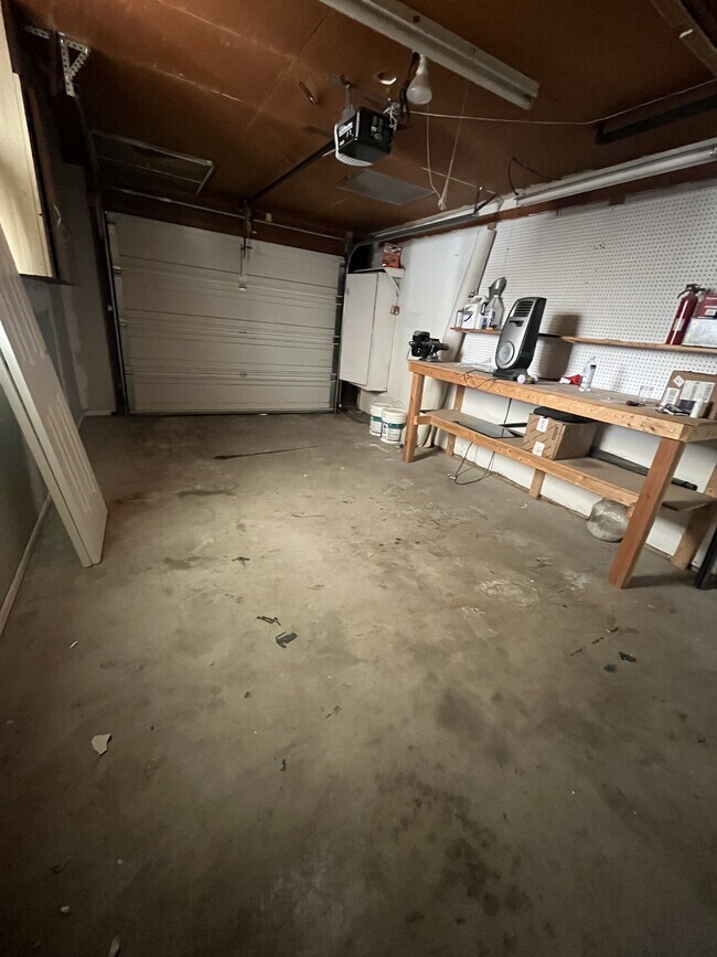 Building Photo - 662 Budlong St