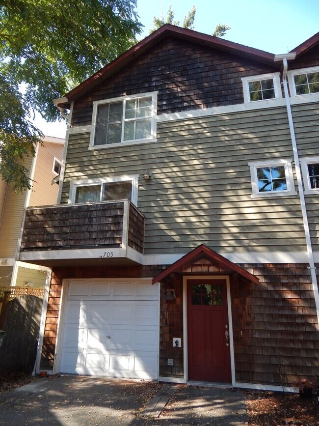 Building Photo - Spacious 3 Bed / 3 Bath Home with 1-Car Garage