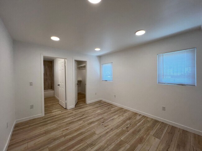 Building Photo - Bright and Modern Apartment with Stylish F...