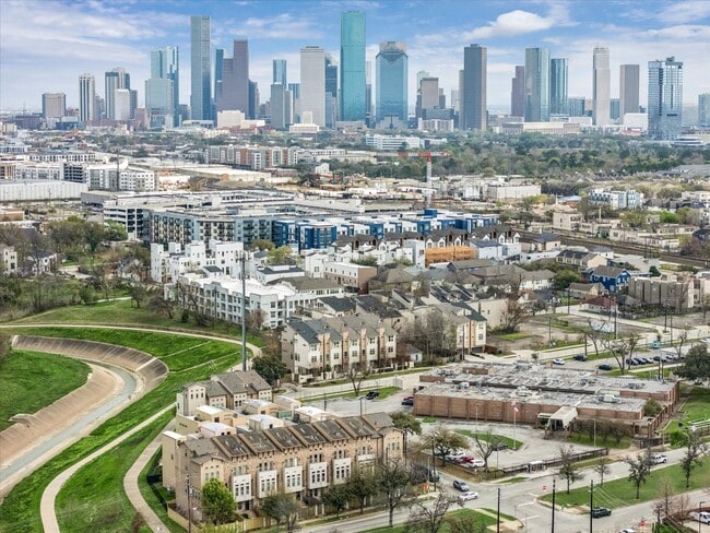 Building Photo - 115 E 2nd St