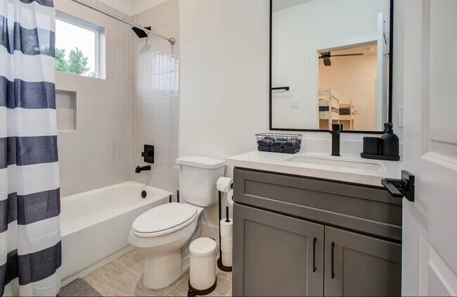 Building Photo - 3311 Daphne St