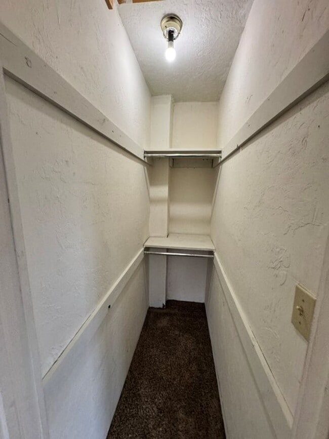 Building Photo - Game day and private campus parking, this cute 1 bed is conveniently located and ready for move in!