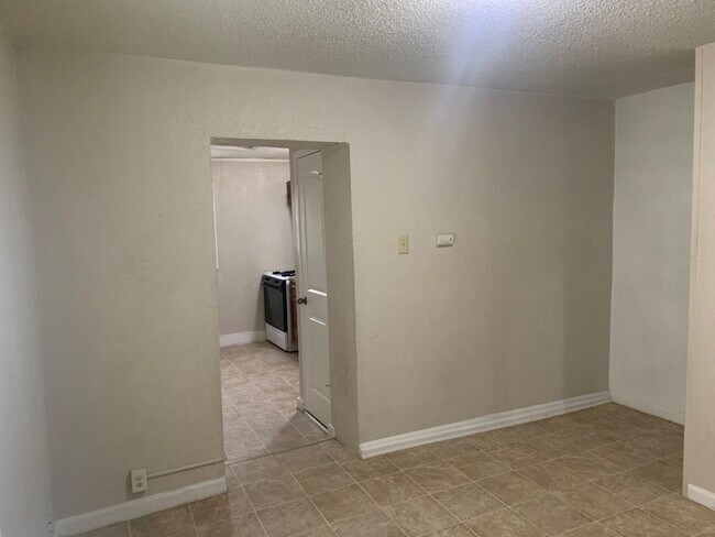 Building Photo - 352 Catherine St