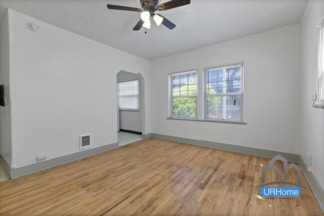 Building Photo - Exceptional Value: Charming Portland Studio ($1,100)