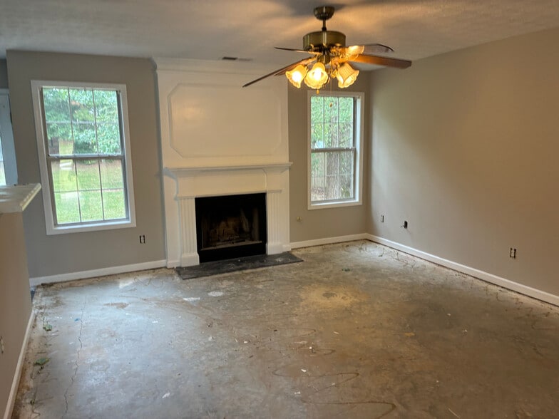 Building Photo - Room in House on Tara Bend