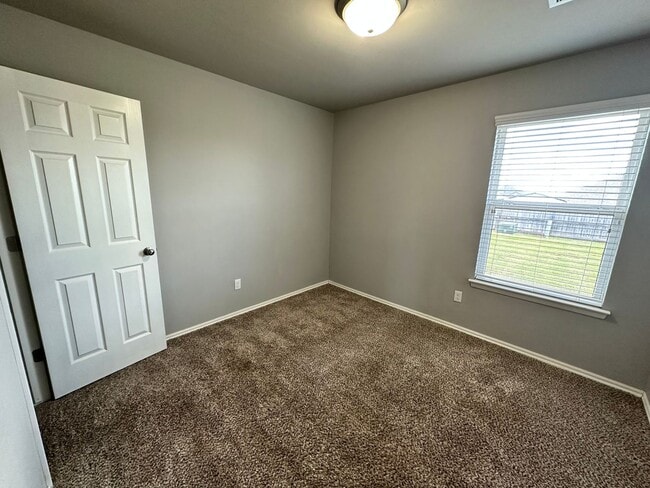 Building Photo - Beautiful 4 Bed 2 bath
