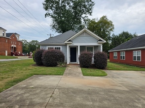 Building Photo - Beautiful Three Bedroom, Two Bathroom Sing...