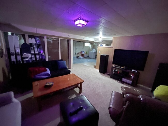 Building Photo - AVAILABLE JUNE 1ST -4 bed/ 2 bath Home Near Campus!