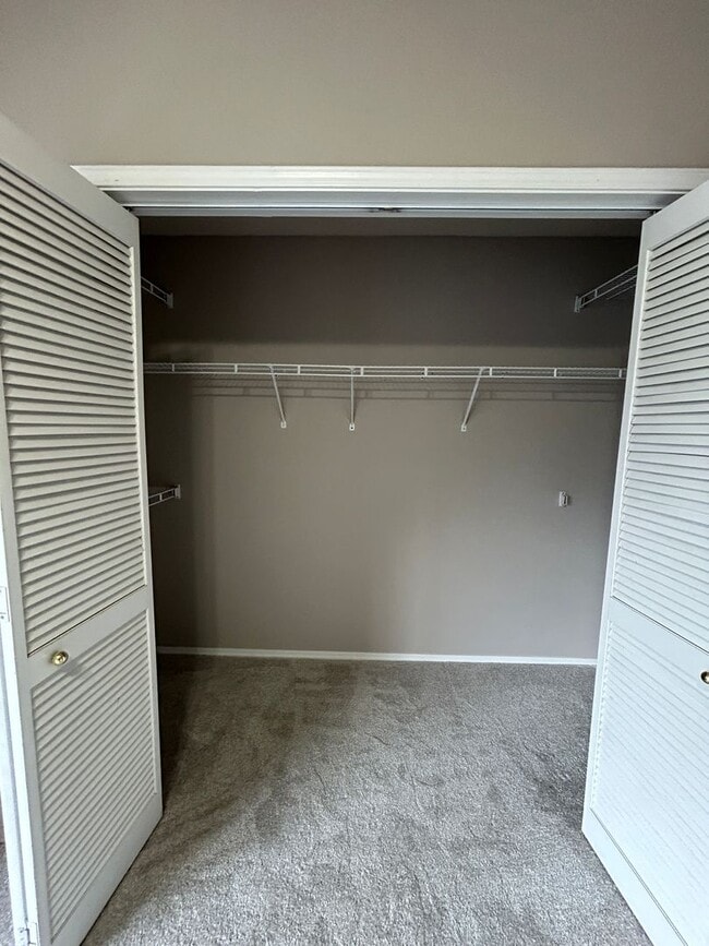 Building Photo - 2Br/2Ba Townhouse with Attached Garage