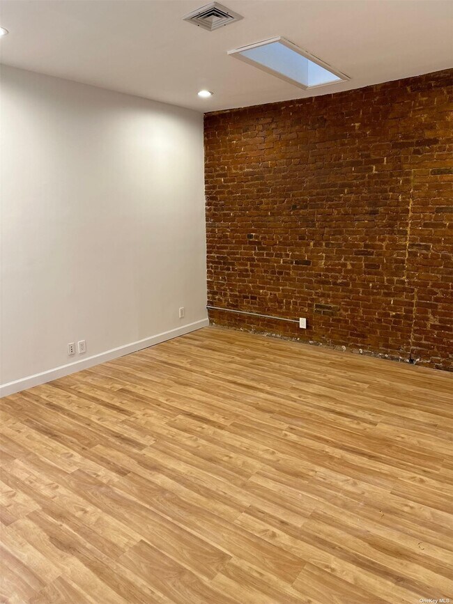 Building Photo - 959 Wyckoff Ave