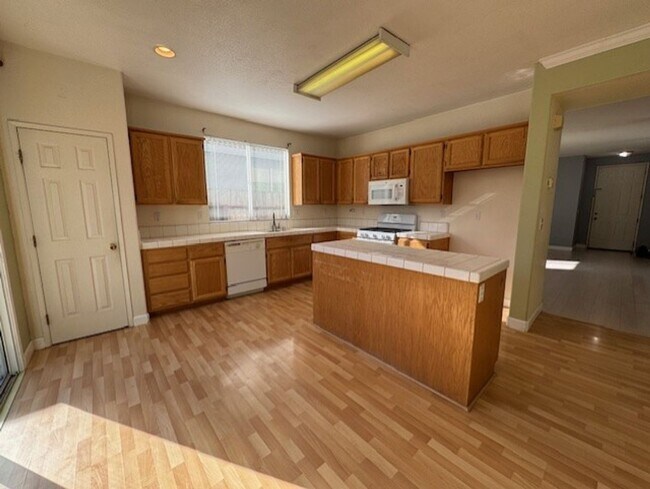 Building Photo - Gold River 4 Bedroom with Large Brick Patio in backyard!