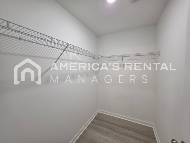 Building Photo - Modern Living in Brookwood Station!