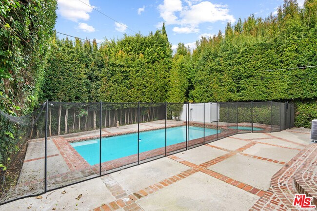 Building Photo - 10309 La Grange Ave