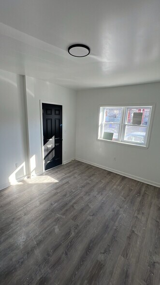 Building Photo - 1132 W 8th St