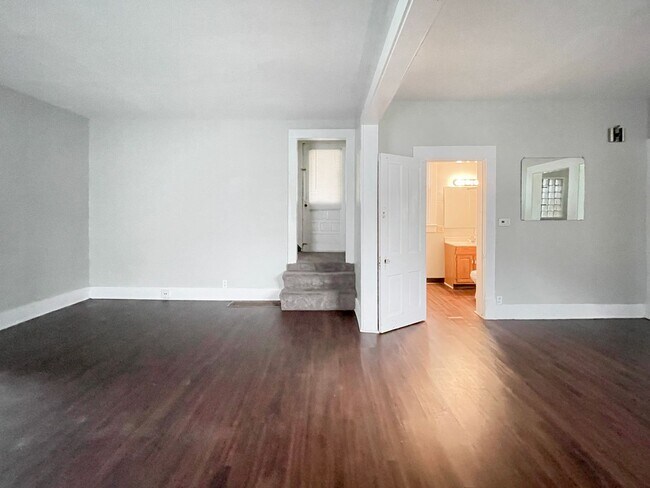Building Photo - 824 W Beechwood Ave