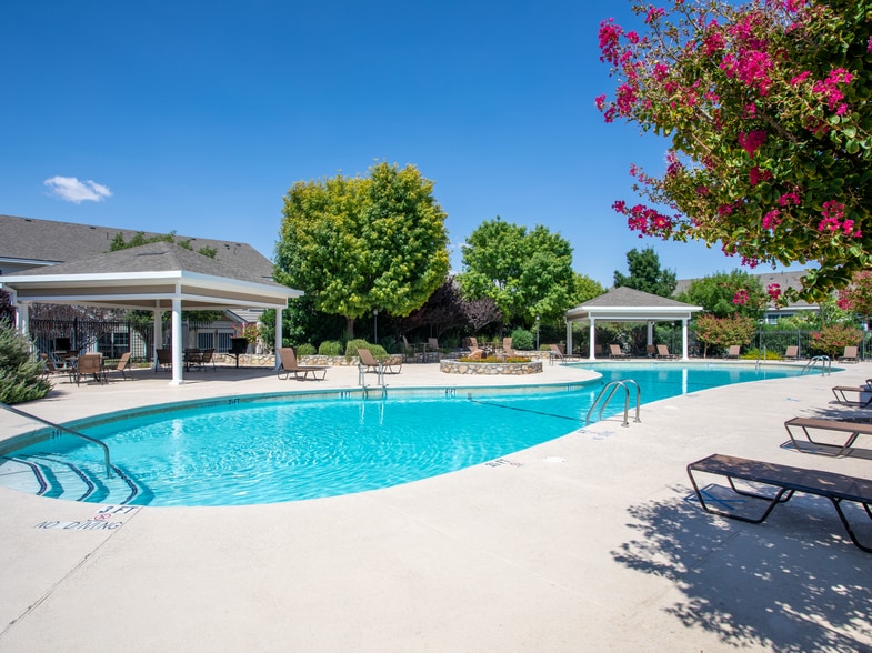 Pool - Forty649 North Hills