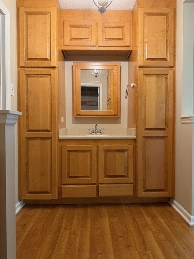 Building Photo - 3 Bedroom/2 Bathroom - Close to SJAFB, Shopping, Restaurants!