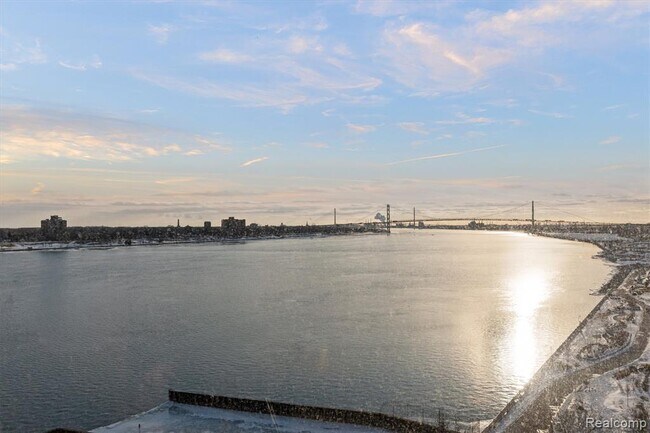 Building Photo - 300 Riverfront Dr