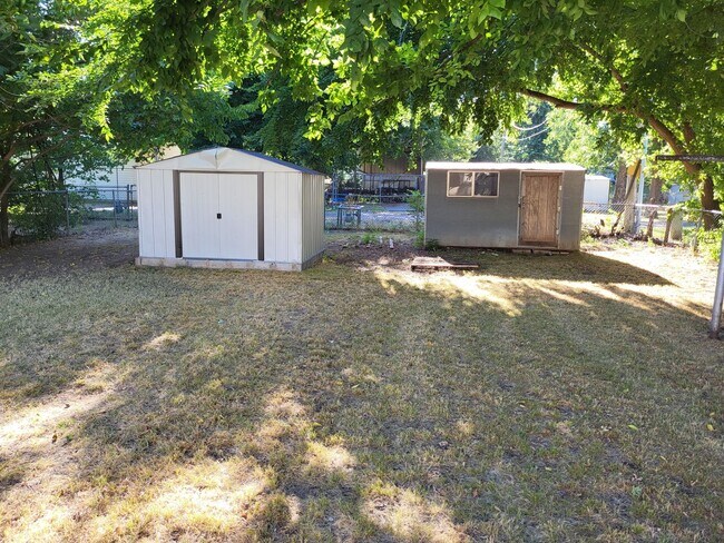 Building Photo - Beautiful 3 bedroom house with granite countertops and central heat and air