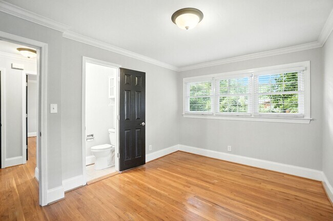 Building Photo - 332 Seneca Pl