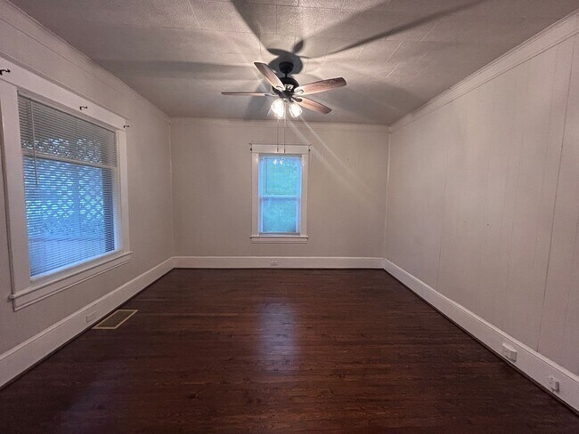 Building Photo - Spacious 3 BR home, Minutes to Medical Cen...