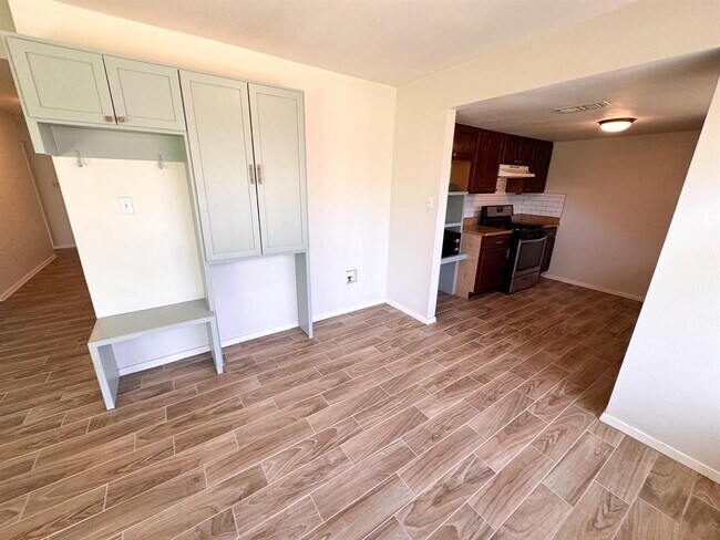 Building Photo - 505 Cambridge Dr