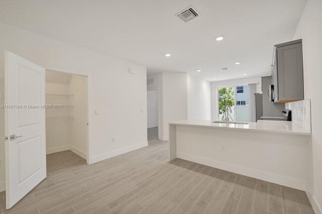 Building Photo - 133 SW 171st Ave