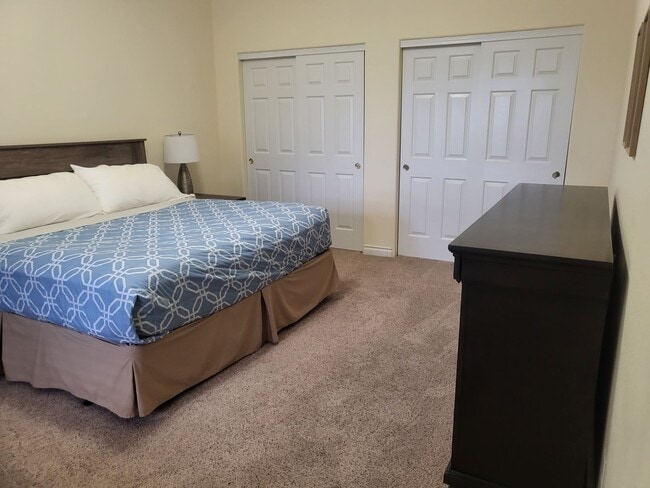 Building Photo - 5 bed 3 bath