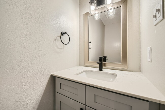 A3 Renovated - 1 Bed 1.5 Bath - Rise Heather Ridge