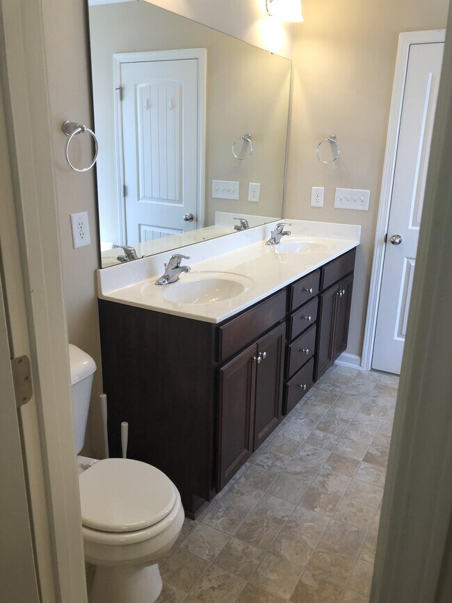 Building Photo - 12 Loyalist Rd