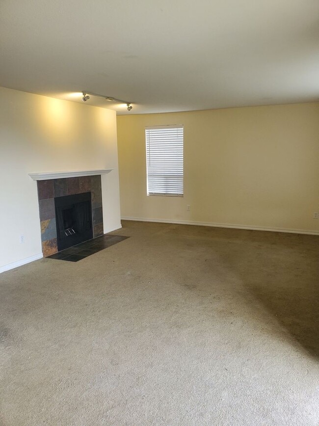 Building Photo - 2 Bedroom Condo At Sunn Fjord Condominiums...