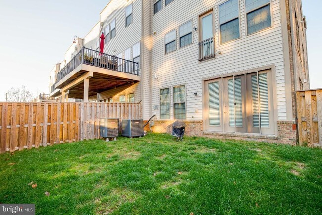 Building Photo - Stunning, light-filled end unit townhome in sought-after Brambleton community.