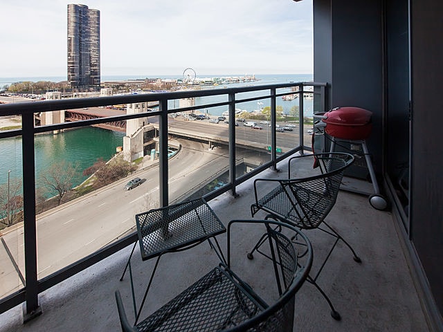 Building Photo - 450 E Waterside Dr