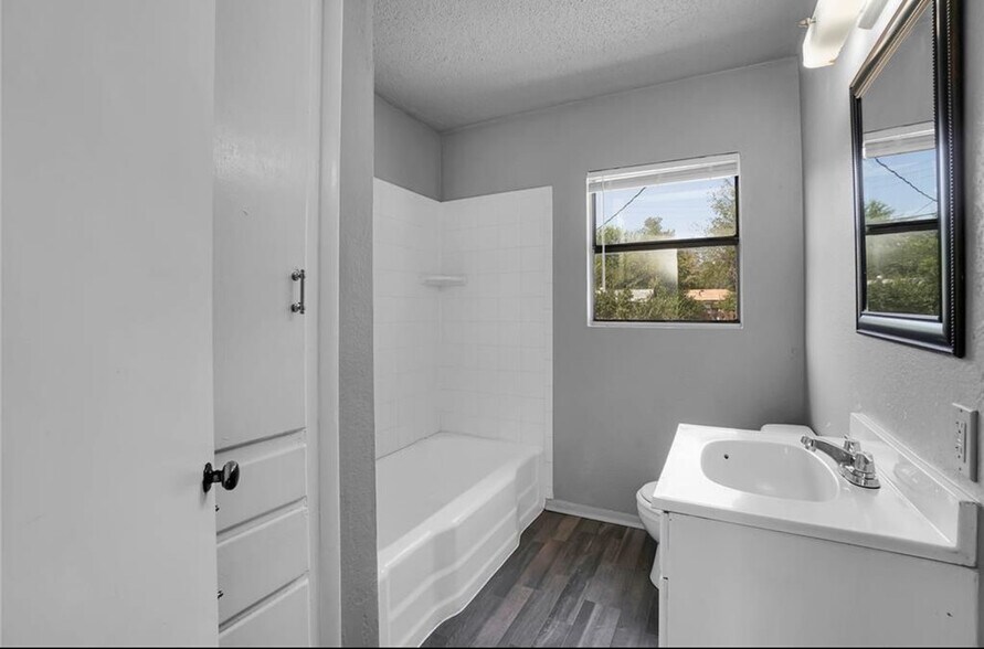 Building Photo - 1117 E Cherry St