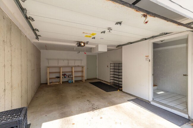 Building Photo - Multi Level Updated 2 Bedroom Condo