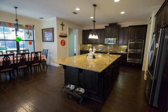 Building Photo - Beautiful 4 Bedroom/4 Bath in Belle Isle w...