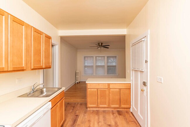Building Photo - 735 Hinman Ave
