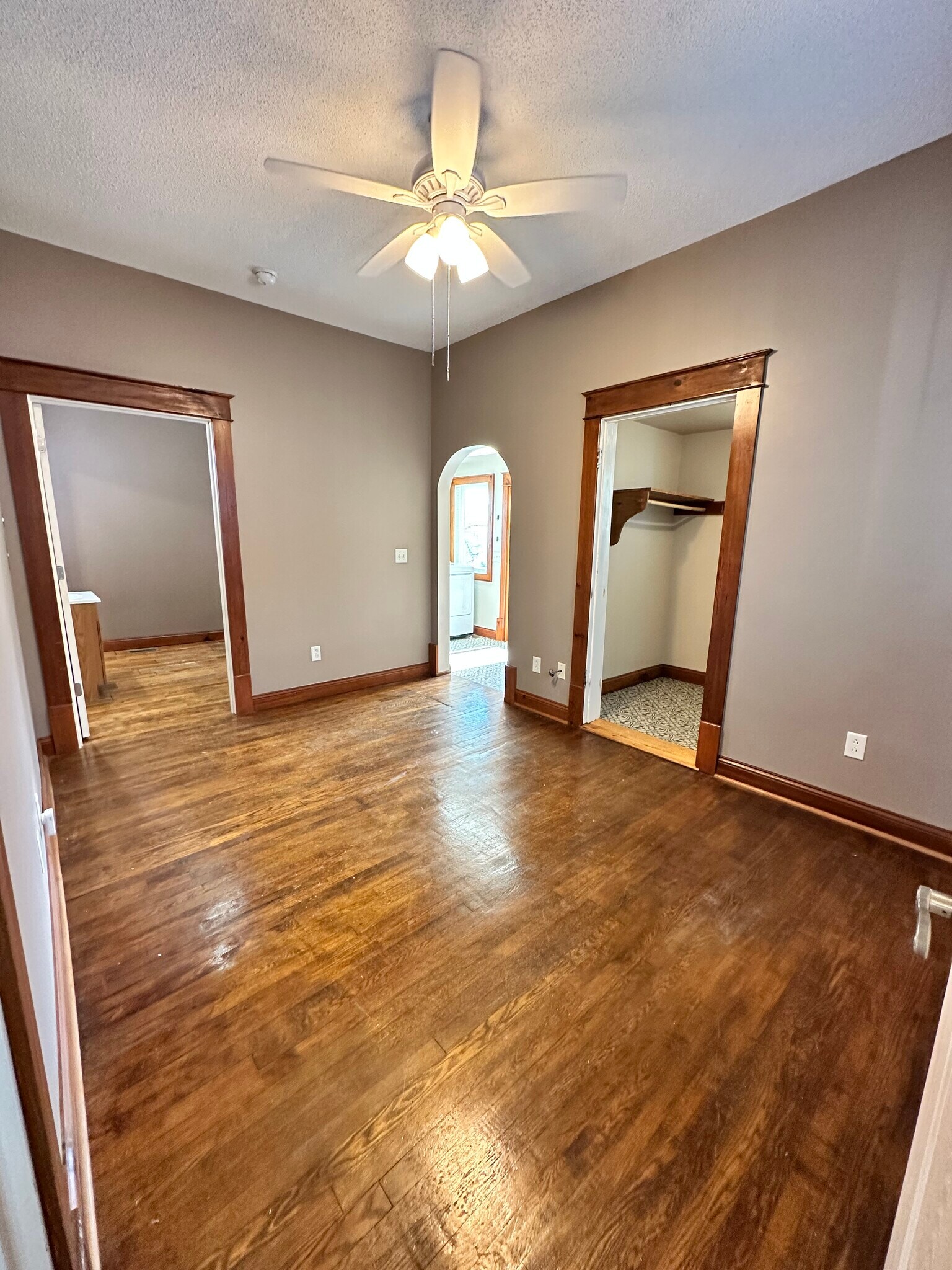 Building Photo - 923 E Hillcrest Dr