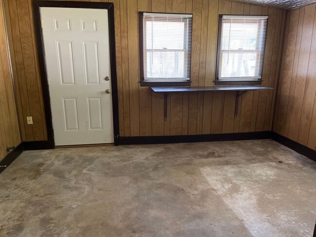 Building Photo - 3 Bedroom with 3 live areas + Office!