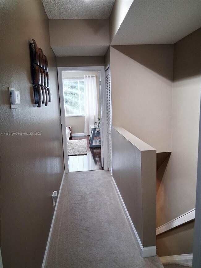 Building Photo - 7827 Sanibel Dr